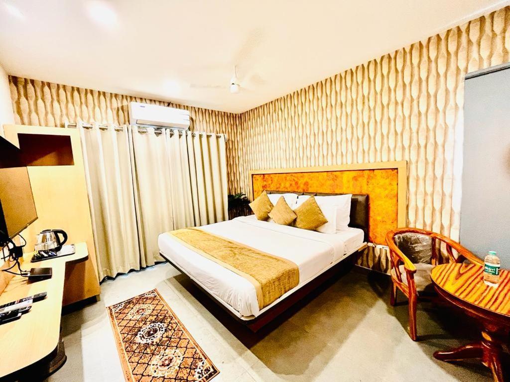 Hotel Lake View Airport Zone ไฮเดอราบัด ภายนอก รูปภาพ