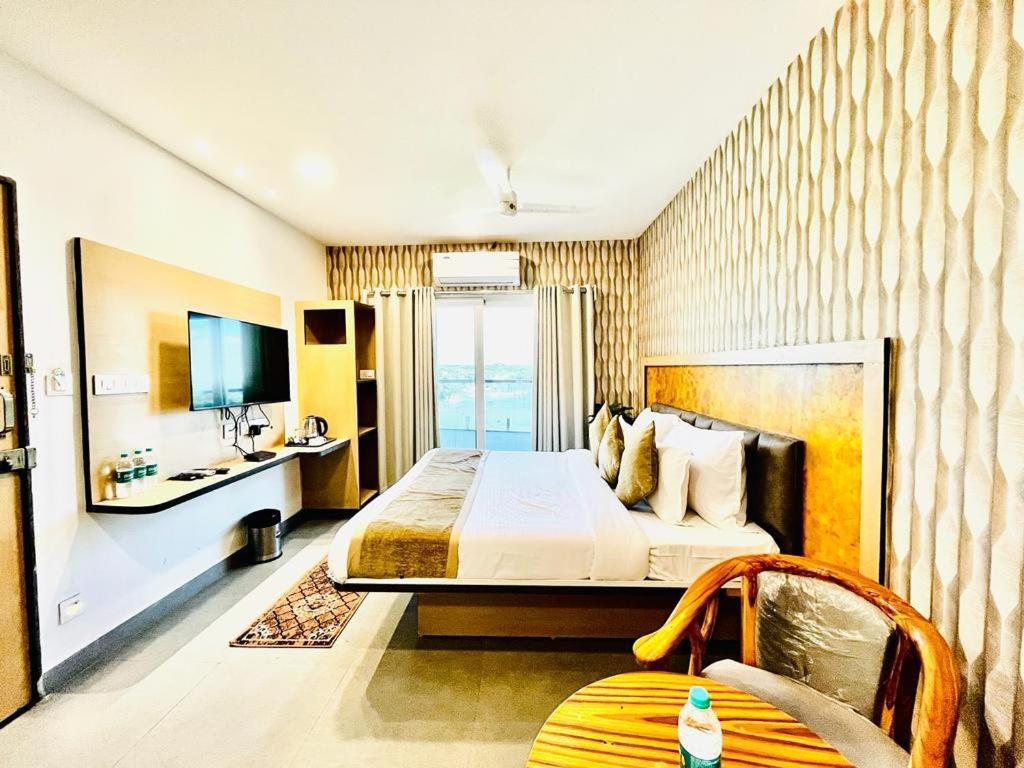 Hotel Lake View Airport Zone ไฮเดอราบัด ภายนอก รูปภาพ