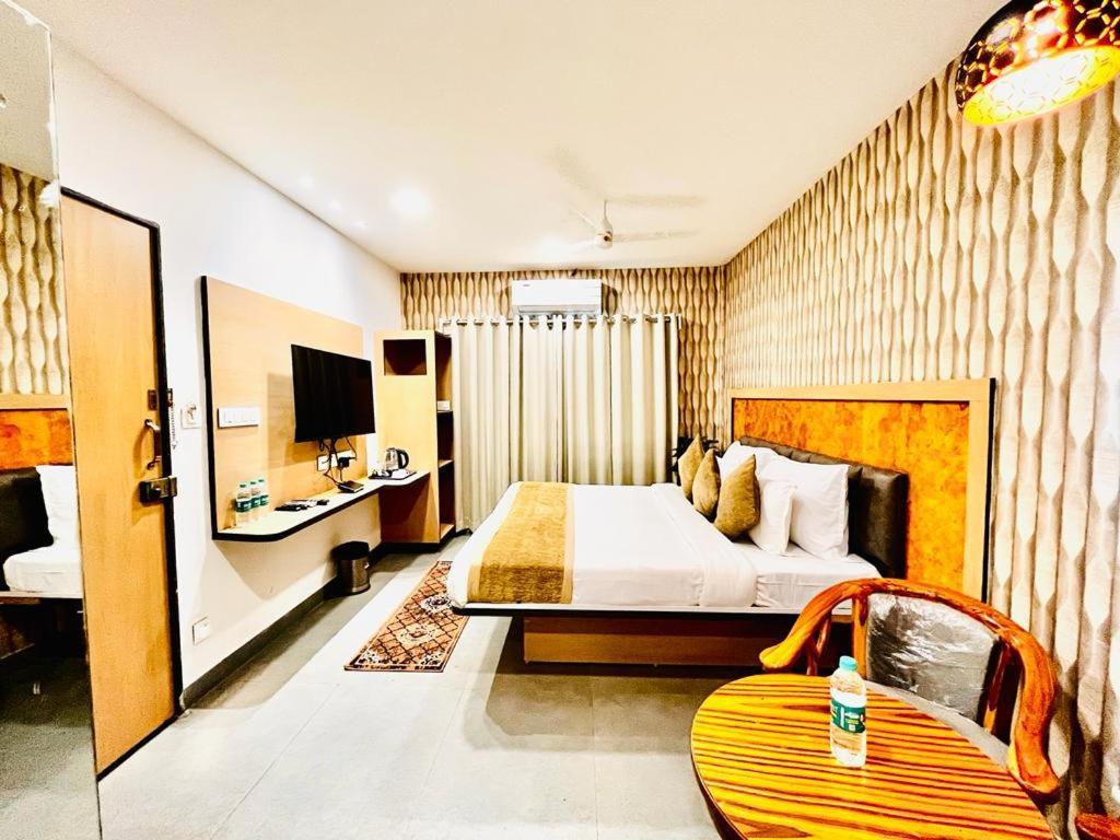 Hotel Lake View Airport Zone ไฮเดอราบัด ภายนอก รูปภาพ