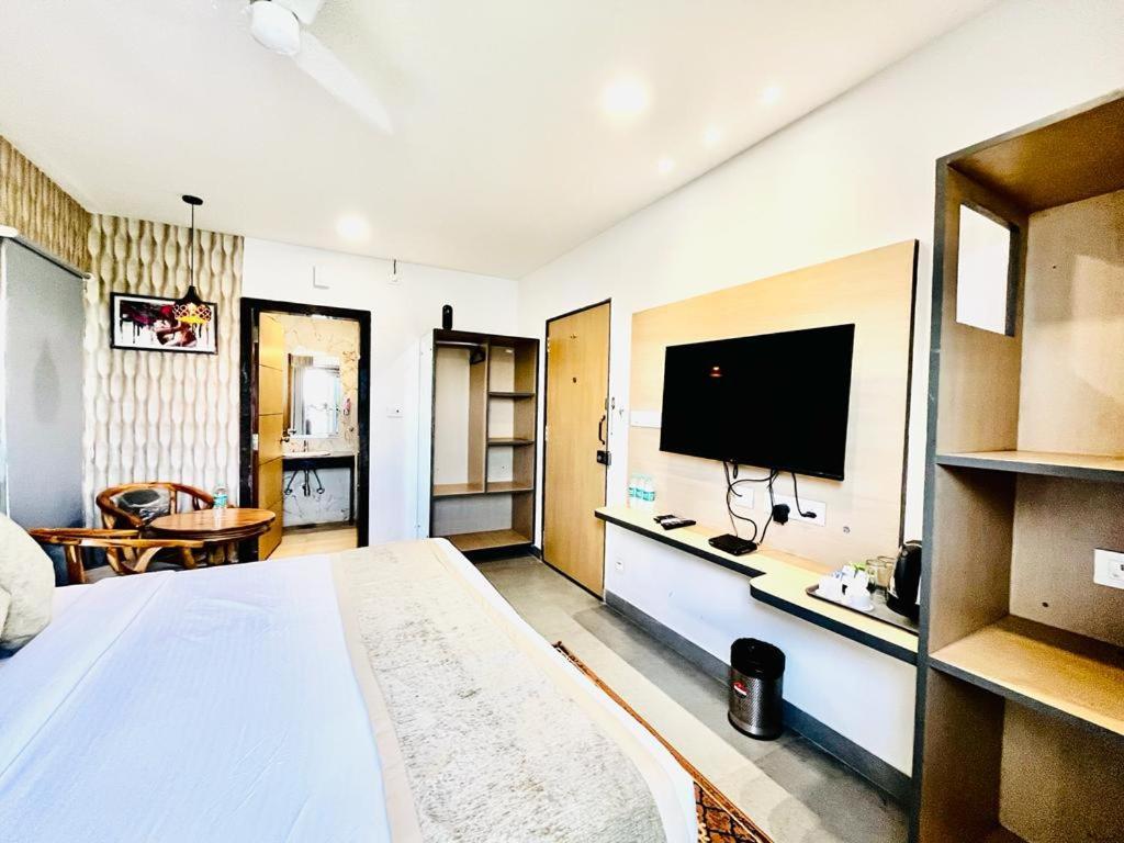 Hotel Lake View Airport Zone ไฮเดอราบัด ภายนอก รูปภาพ