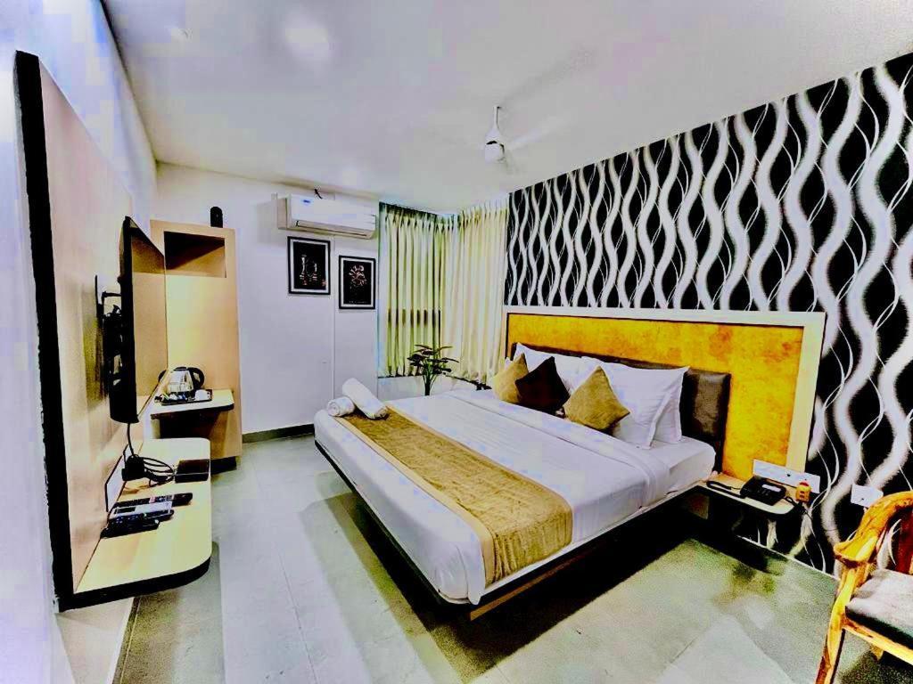 Hotel Lake View Airport Zone ไฮเดอราบัด ภายนอก รูปภาพ