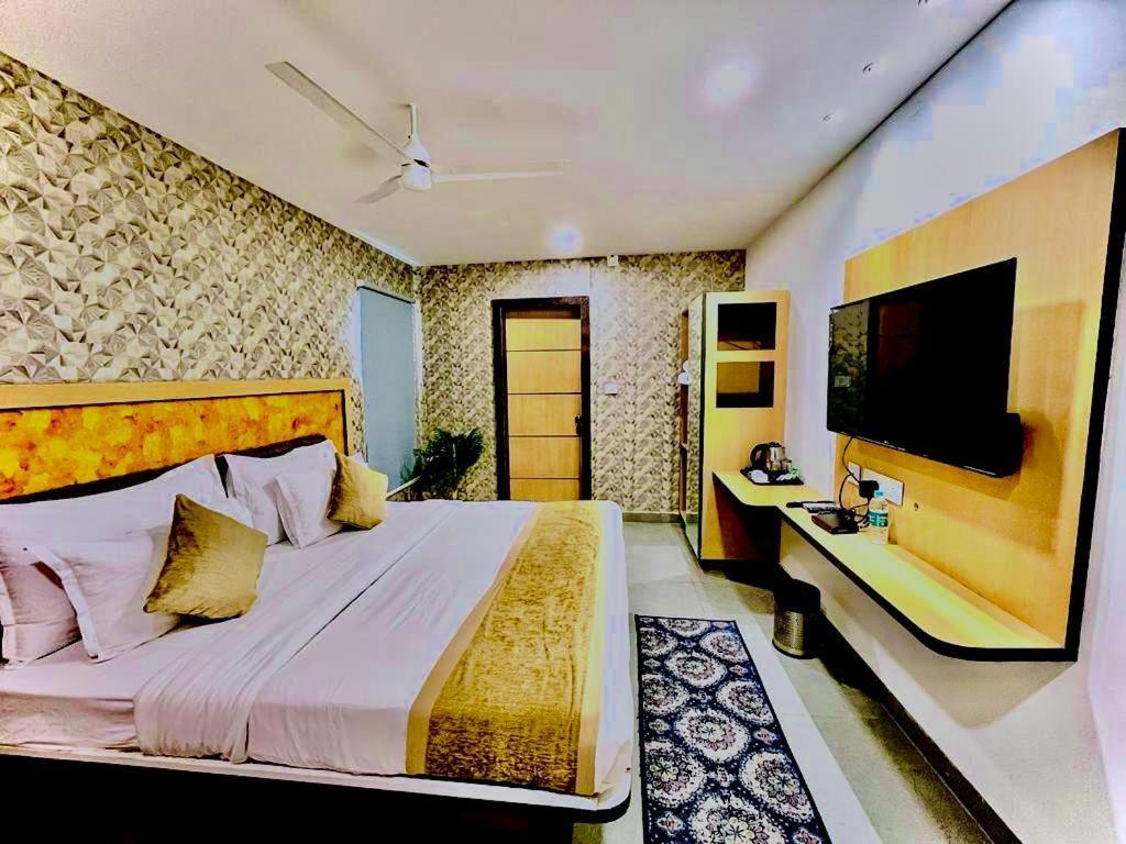 Hotel Lake View Airport Zone ไฮเดอราบัด ภายนอก รูปภาพ