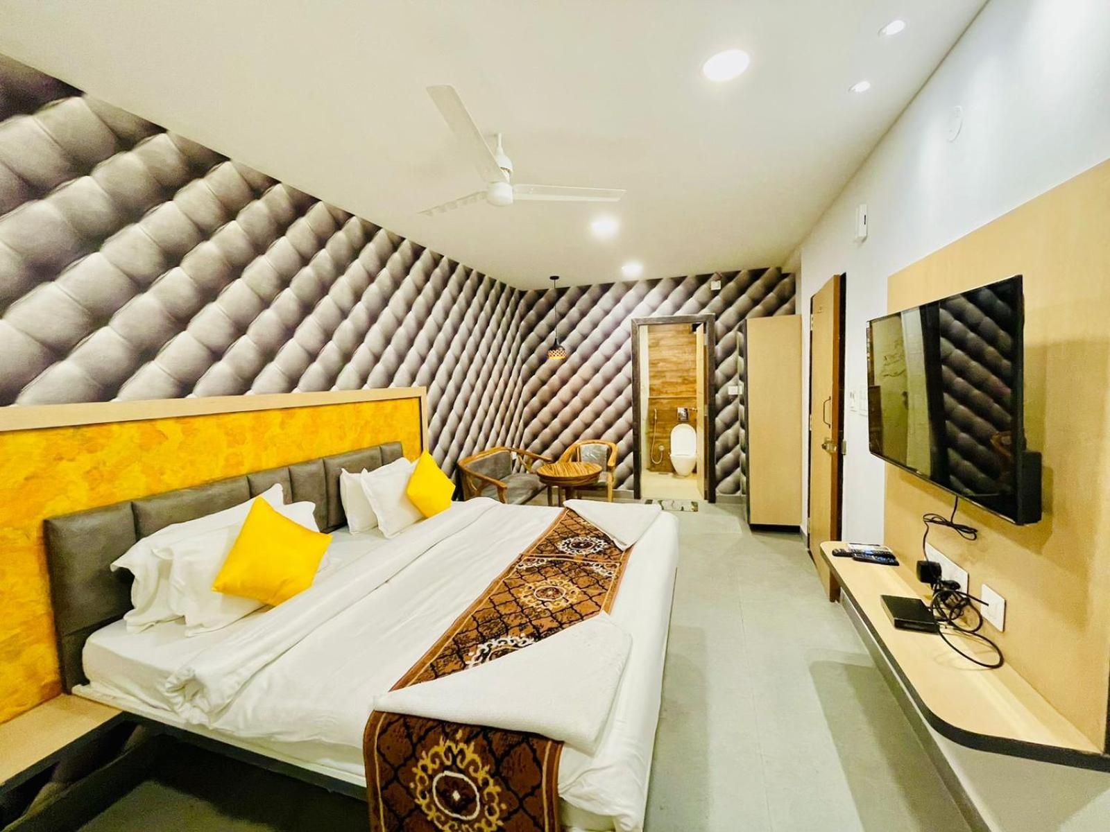 Hotel Lake View Airport Zone ไฮเดอราบัด ภายนอก รูปภาพ