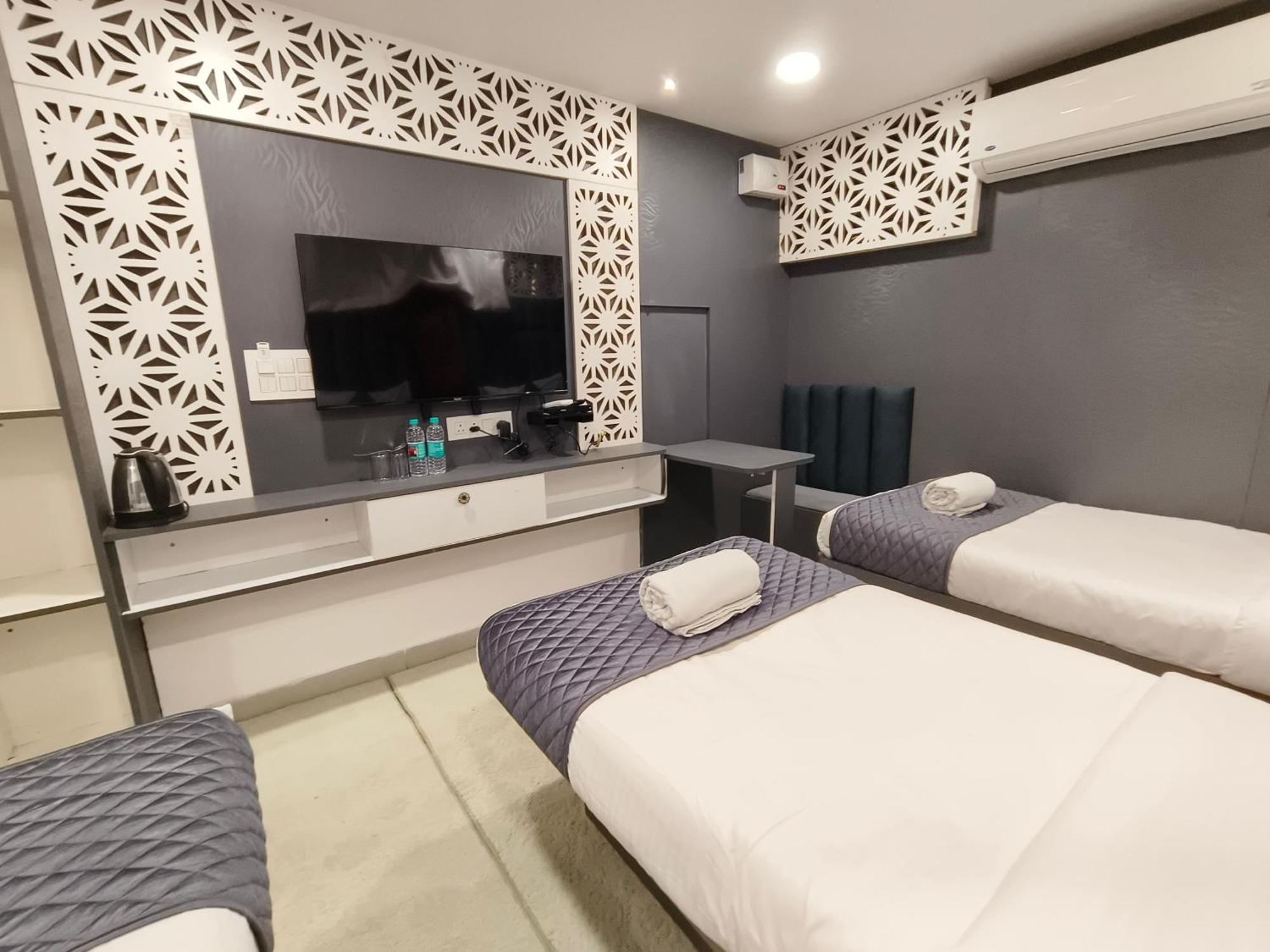 Hotel Lake View Airport Zone ไฮเดอราบัด ภายนอก รูปภาพ